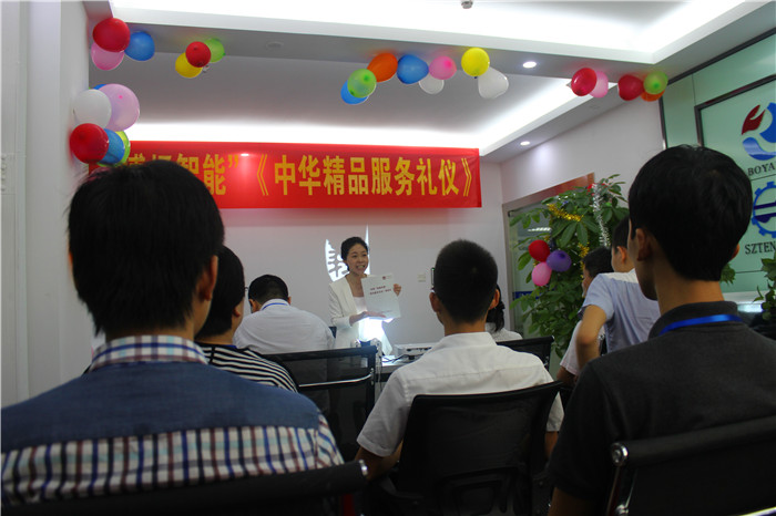 課程現(xiàn)場，學(xué)員們正在聚精會神的聽課