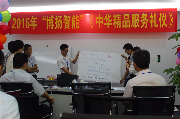 圖為金鷹隊在展示自己隊名、口號、隊歌、隊旗。